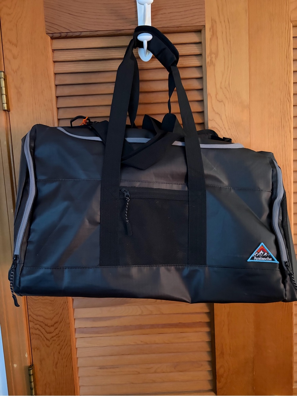 Avalanche 76.3 Journey Duffle Bag in black NWT